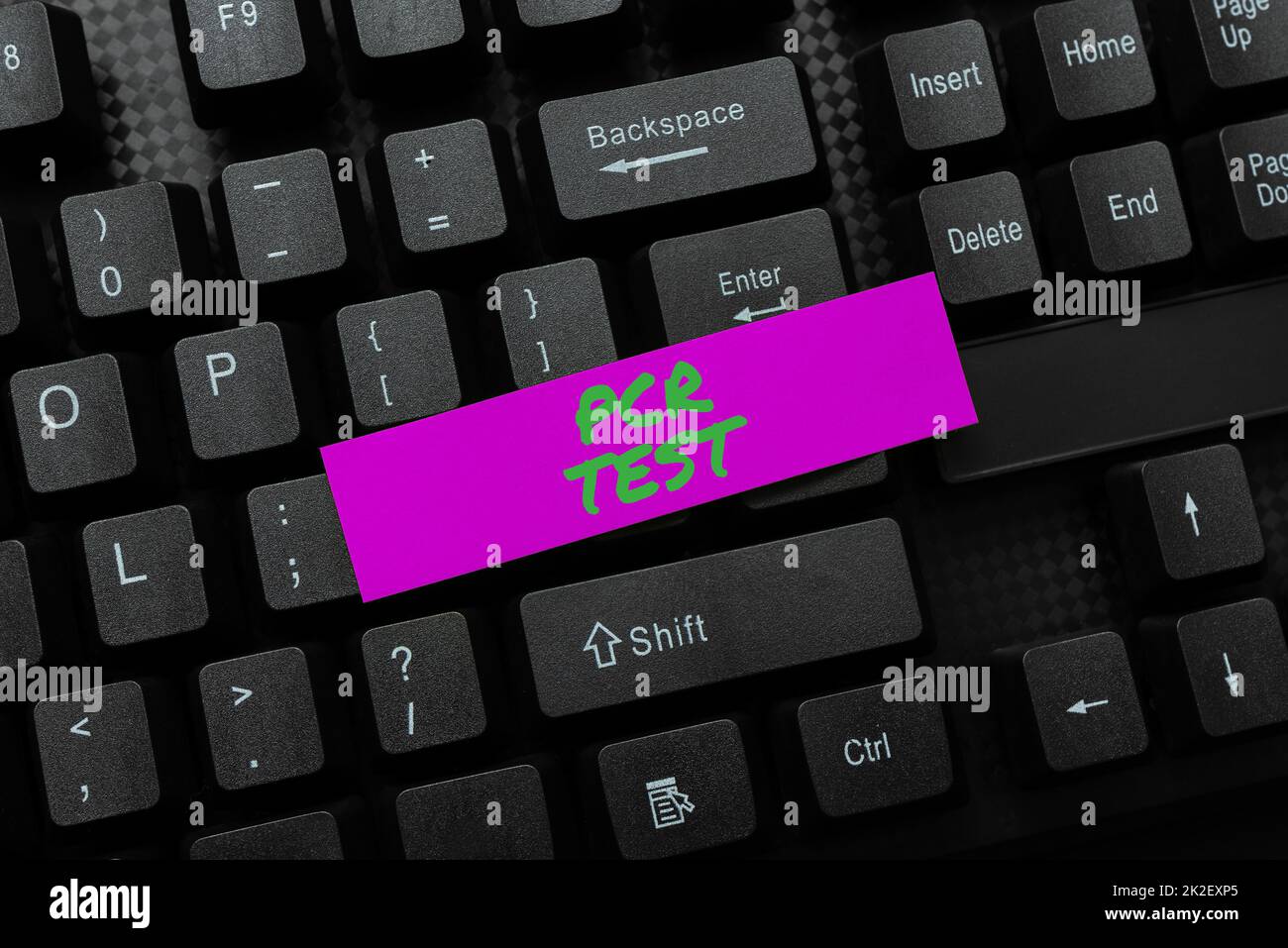 Test PCR dei sottotitoli concettuali. Parola scritta sulla rilevazione qualitativa del genoma virale all'interno del breve sequeunce del DNA che riempie in linea i moduli di registrazione, la raccolta e la modifica dei dati del Internet Foto Stock