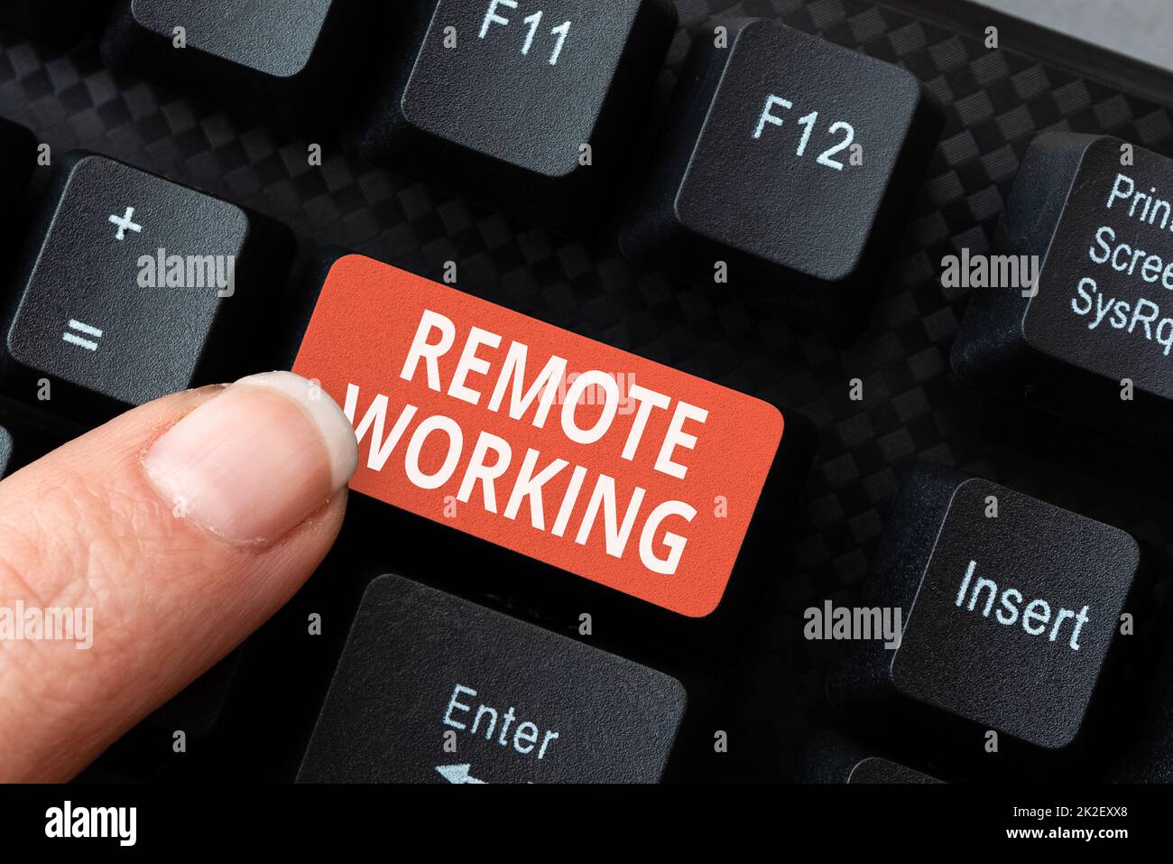 Ispirazione che mostra il segno lavoro remoto. Approccio aziendale situazione in cui un dipendente lavora principalmente da casa scaricando file e dati online, caricando codici di programmazione Foto Stock