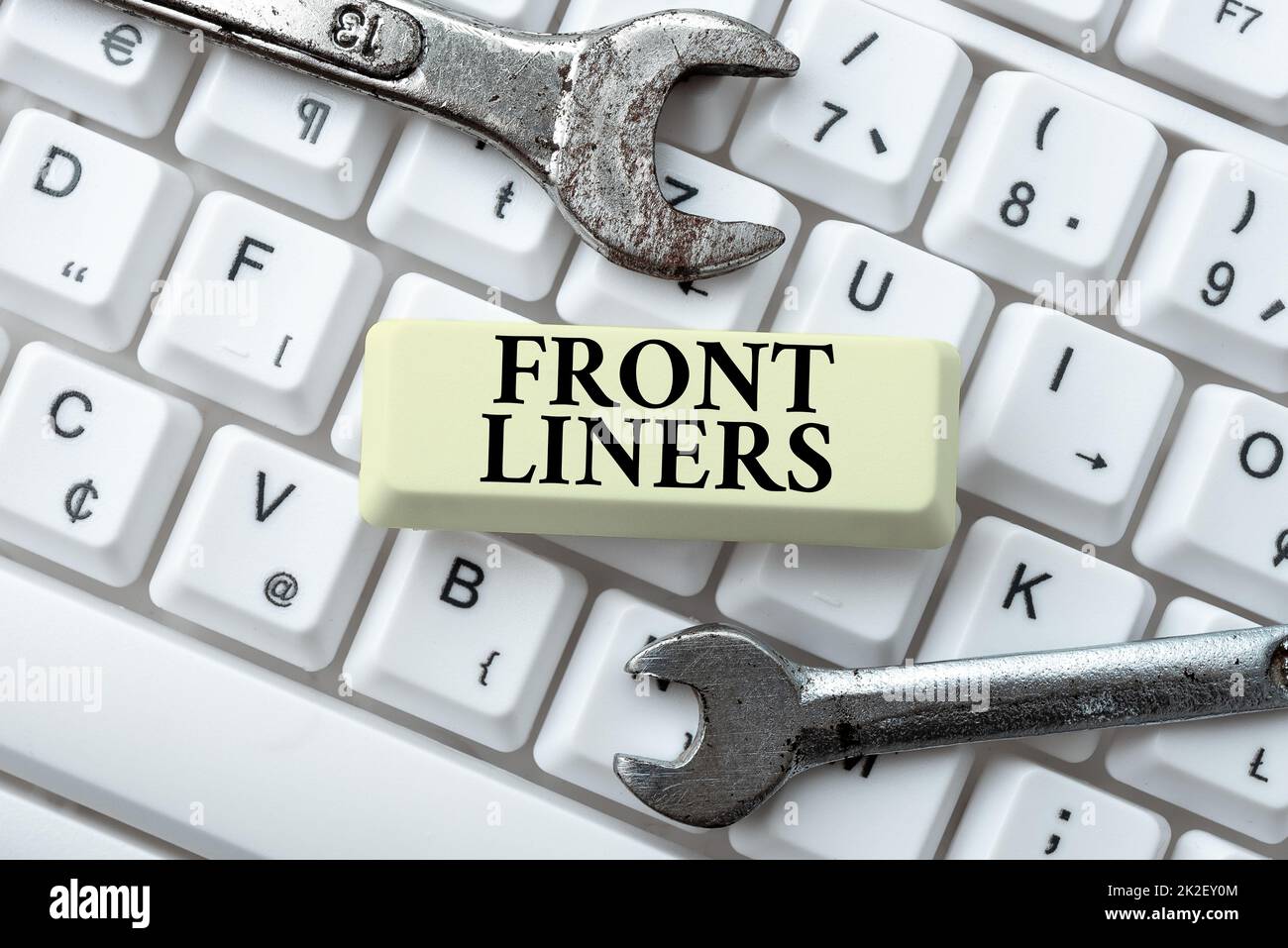 Didascalia di testo con frontliner. Concetto di Internet posizione più importante o influente in un dibattito o movimento. Abstract digitando nuovo programma antivirus, digitando Internet Virus Lists Foto Stock