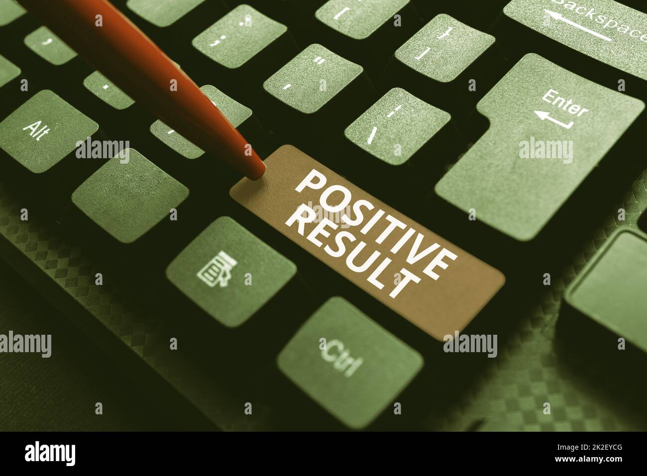 Segno di testo che mostra il risultato positivo. Il concetto aziendale mostra che una persona ha la malattia, la condizione o il biomarker che immette la parola chiave e la descrizione dell'immagine, digitando la definizione e il significato della parola Foto Stock