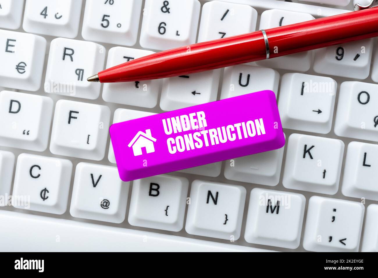 Segno di scrittura a mano sotto costruzione. Progetto fotografico concettuale che è incompiuto ma attivamente in corso di lavoro sulla creazione di Online Chat Platform Program, digitando romanzo di fantascienza Foto Stock