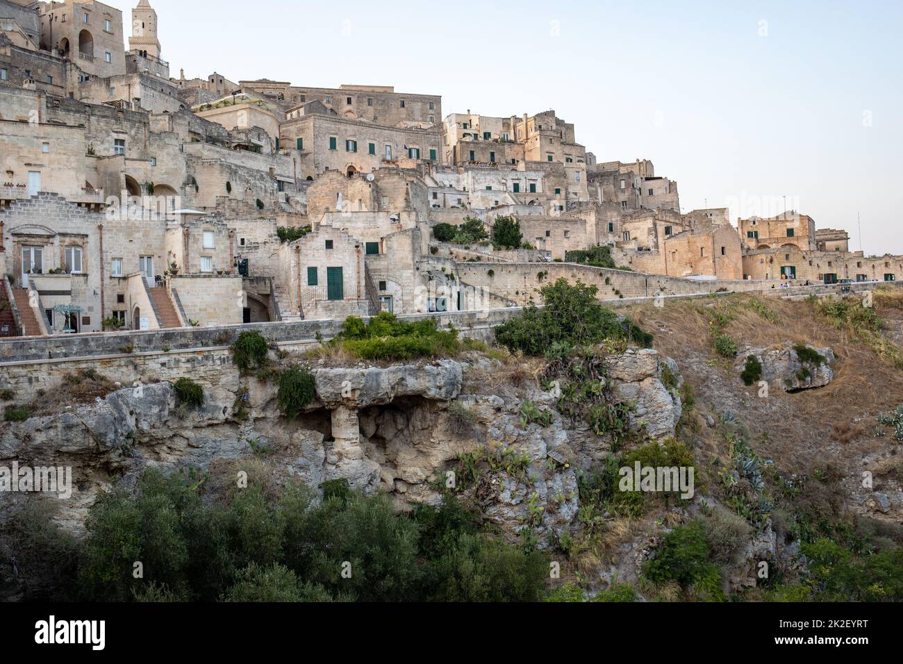 Vista dei Sassi di Matera un quartiere storico della città di Matera e ben noti per i loro antichi insediamenti rupestri. Basilicata. Italia Foto Stock