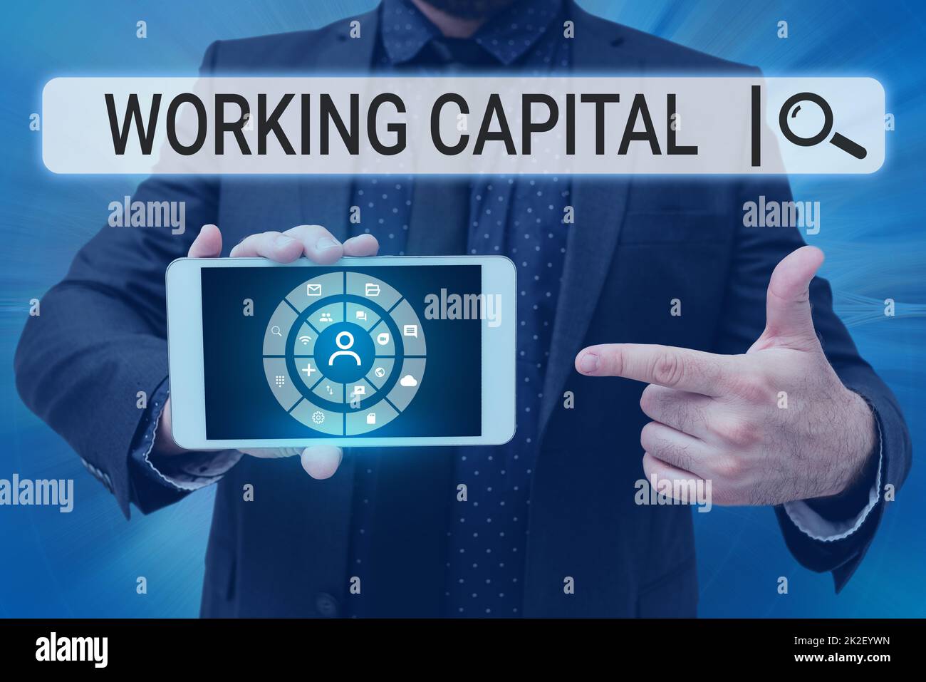 Capitale di lavoro della didascalia concettuale. Foto concettuale Working Capital Man tenendo schermo di Mobile Phone che mostra la tecnologia futuristica. Foto Stock