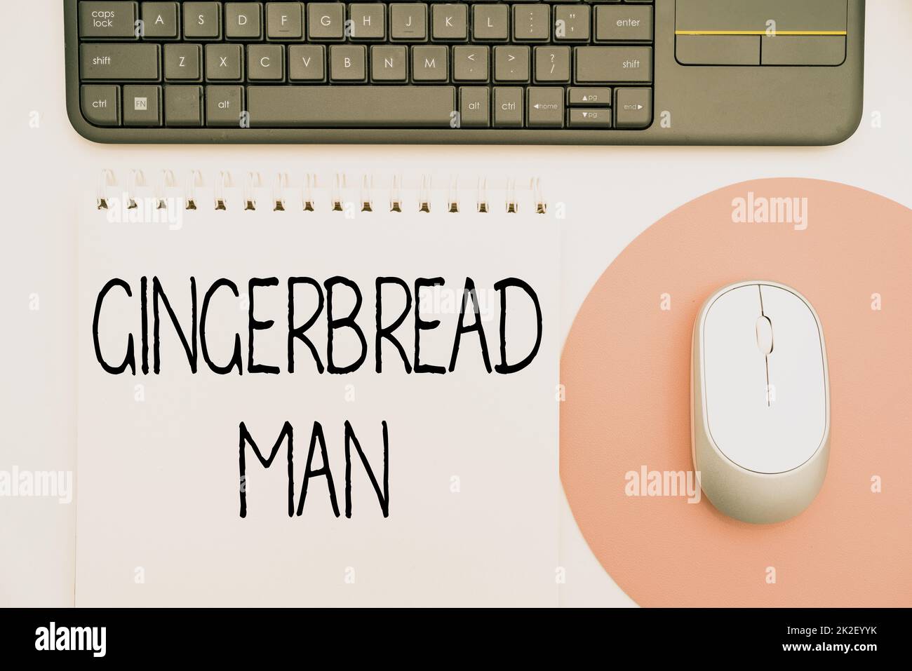 Scrittura a mano del testo Gingerbread Man. Business idea cookie fatto di pan di zenzero di solito in forma di Ufficio umano forniture scrivania con tastiera e bicchieri e caffè Cup per il lavoro Foto Stock