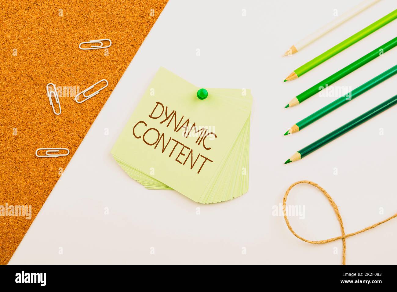 Testo che mostra il contenuto dinamico di ispirazione. Word per contenuti Web che cambiano in base al comportamento dell'utente più foto assortite di cancelleria per ufficio della collezione posizionate sul tavolo Foto Stock