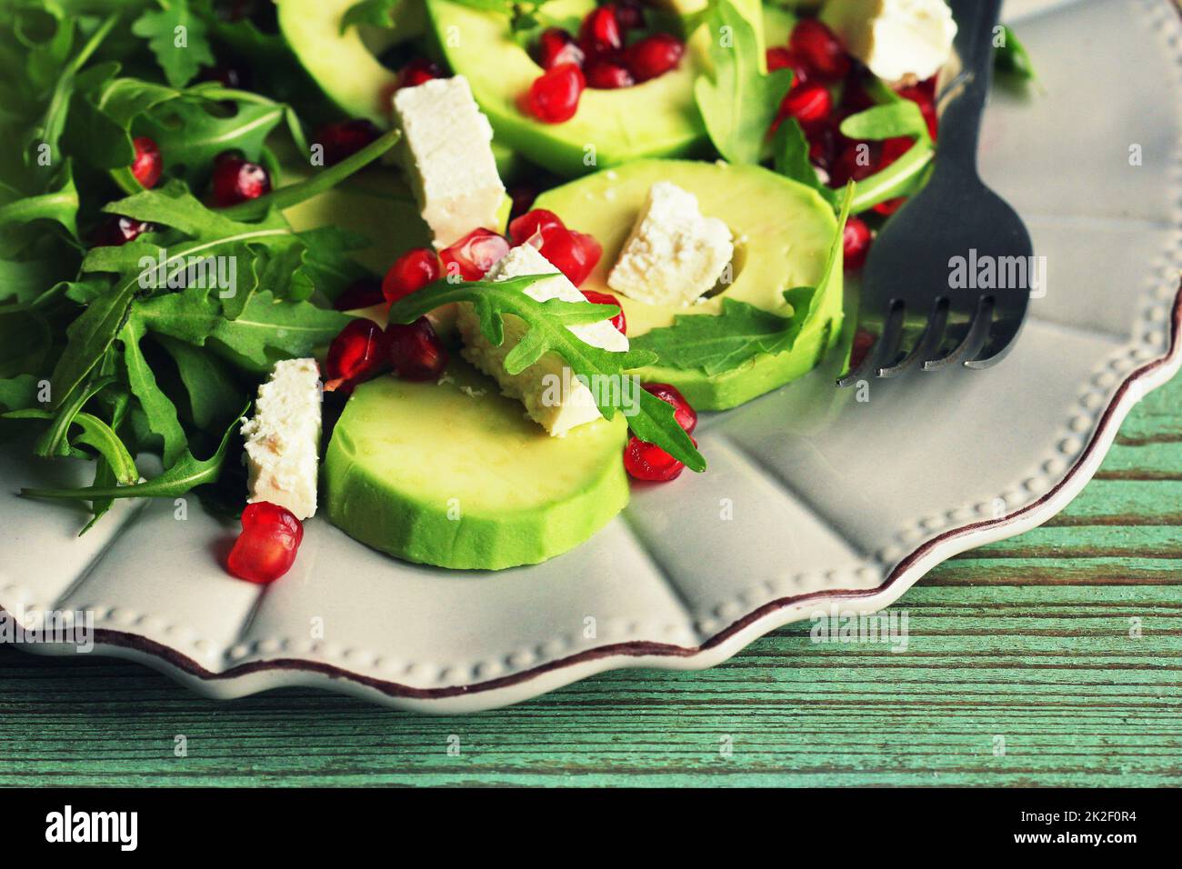 Insalata sana di fitness con rucola, avocado, feta . Insalata nutriente vegetariana. Dieta Keto. Keto pranzo idea ricetta Foto Stock