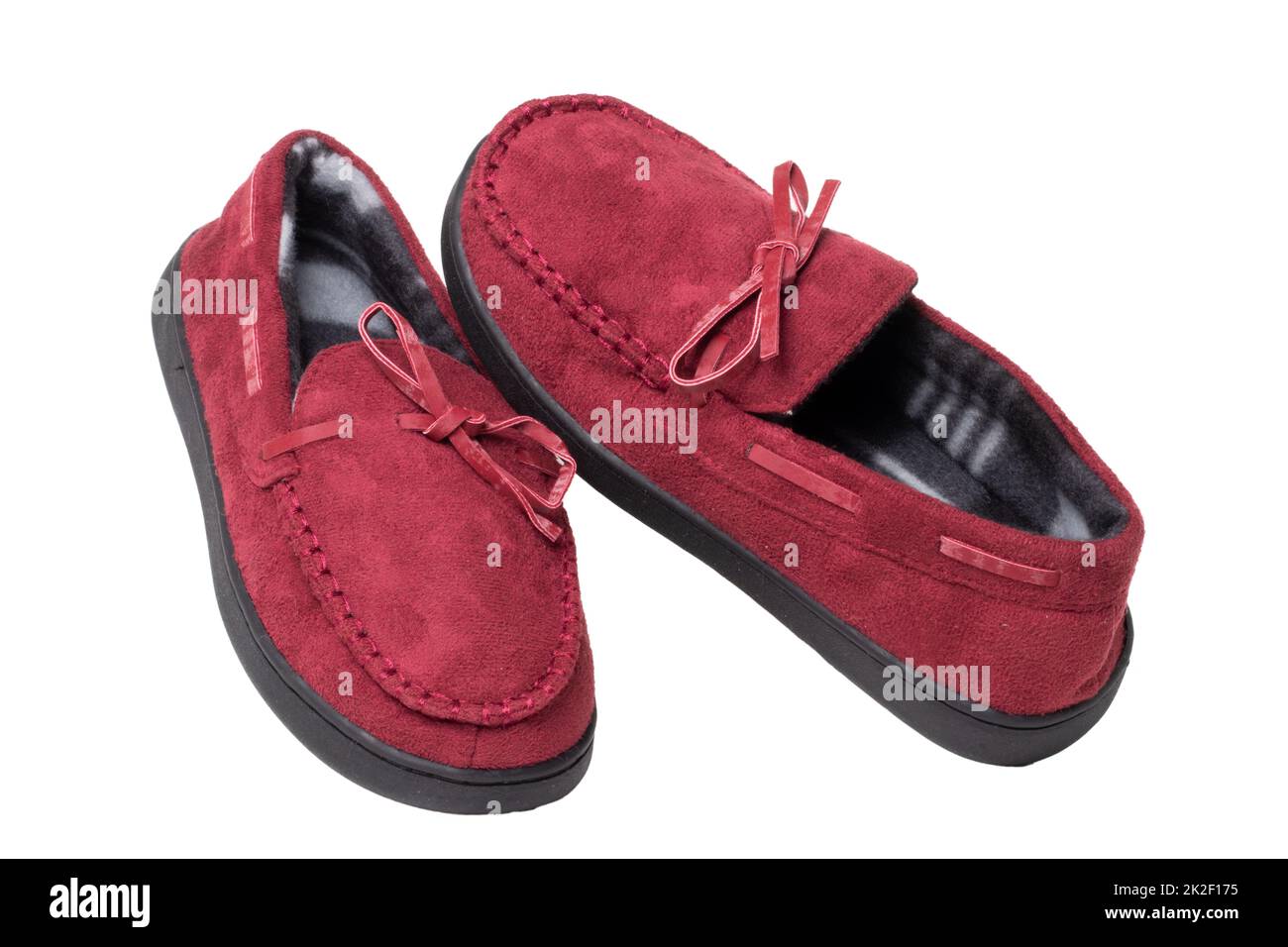 Pantofole isolate. Primo piano di un paio di femmina rosso caldo e morbido accogliente terry casa pantofole isolato su sfondo bianco. Scarpe da donna. Macro. Foto Stock