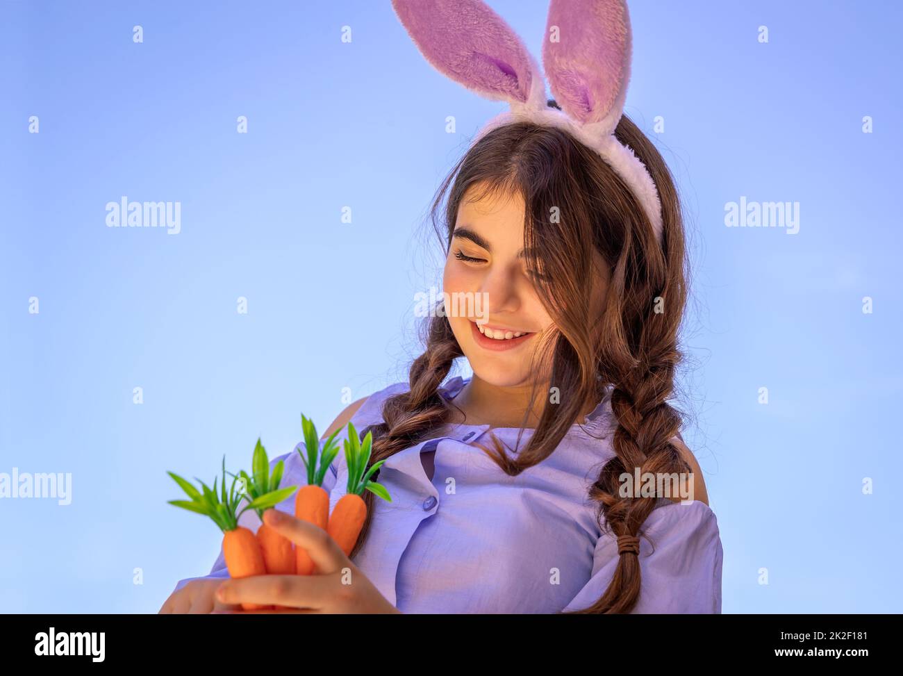 La bambina celebra la Pasqua Foto Stock