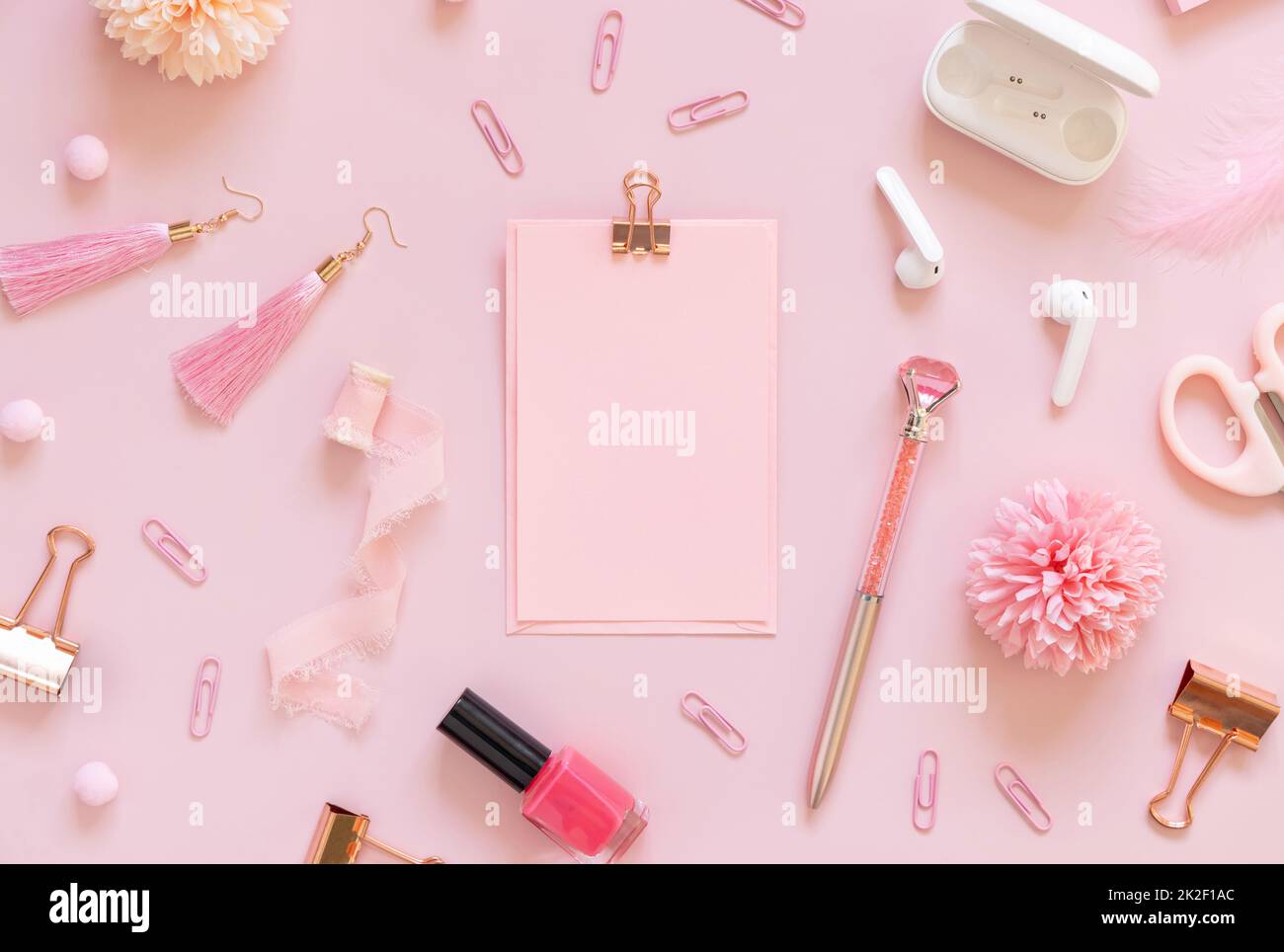 Carta con clip e accessori rosa scuola girly su rosa pastello Top view, mockup Foto Stock