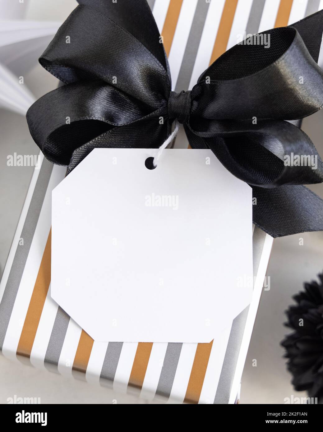 Confezione regalo con etichetta regalo vuota e primo piano arco nero, etichetta Mockup Foto Stock