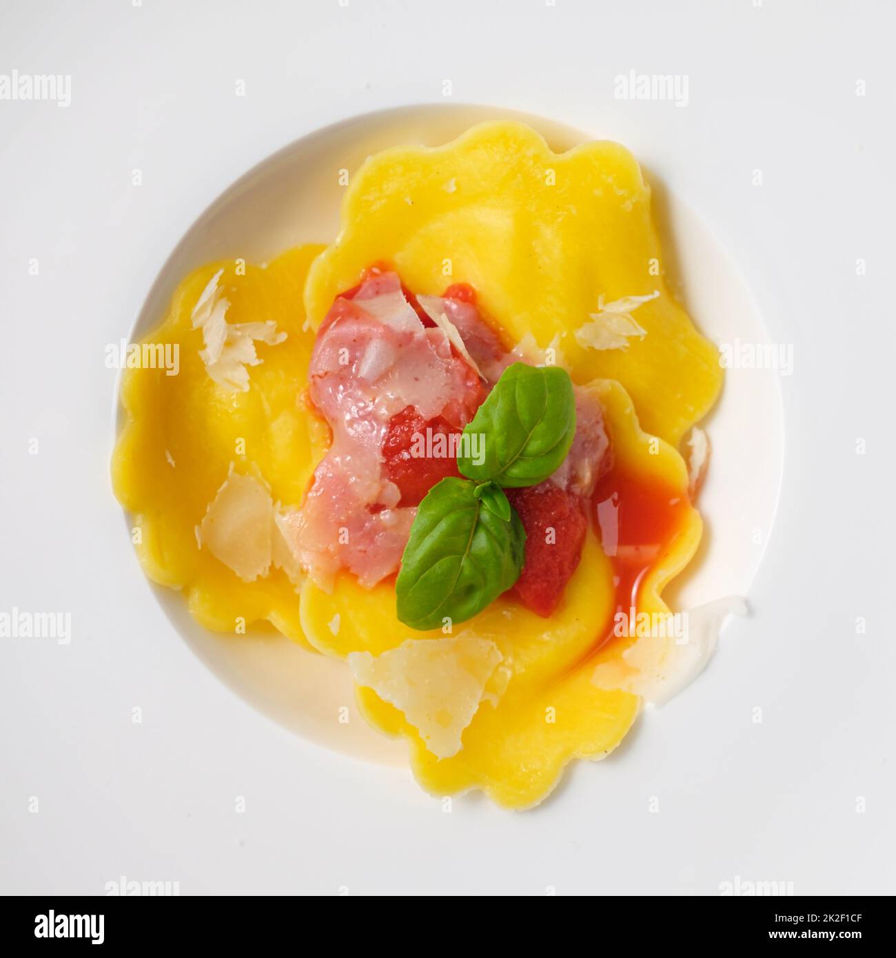 Tortellini ripieni con salsa di pomodoro e parmigiano Foto Stock