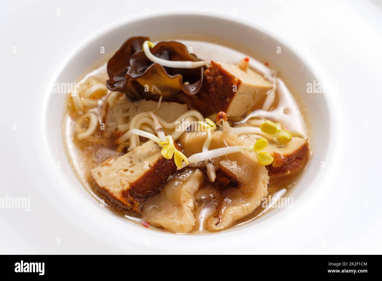 Zuppa di ramen giapponese con brodo tofu e tagliatelle Foto Stock