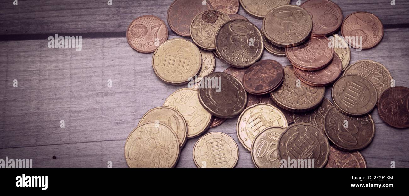 Monete eurocent su una superficie di legno Foto Stock