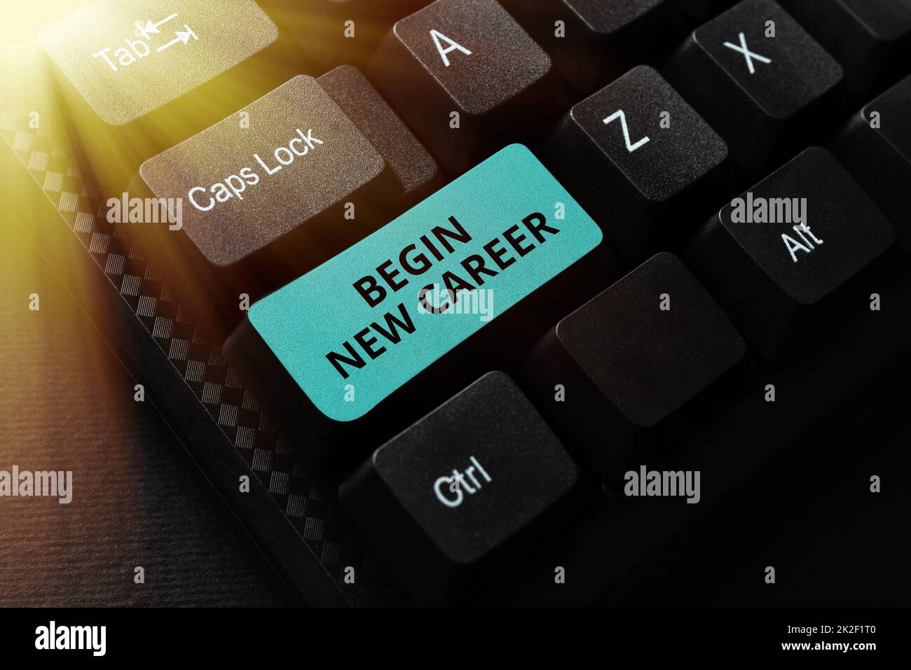 Segno che mostra inizia nuova carriera. Idea di affari riqualificazione professionale o professionale o opportunità di lavoro digitando nuovo concetto di e-mail titoli, redazione di Internet articolo idee Foto Stock