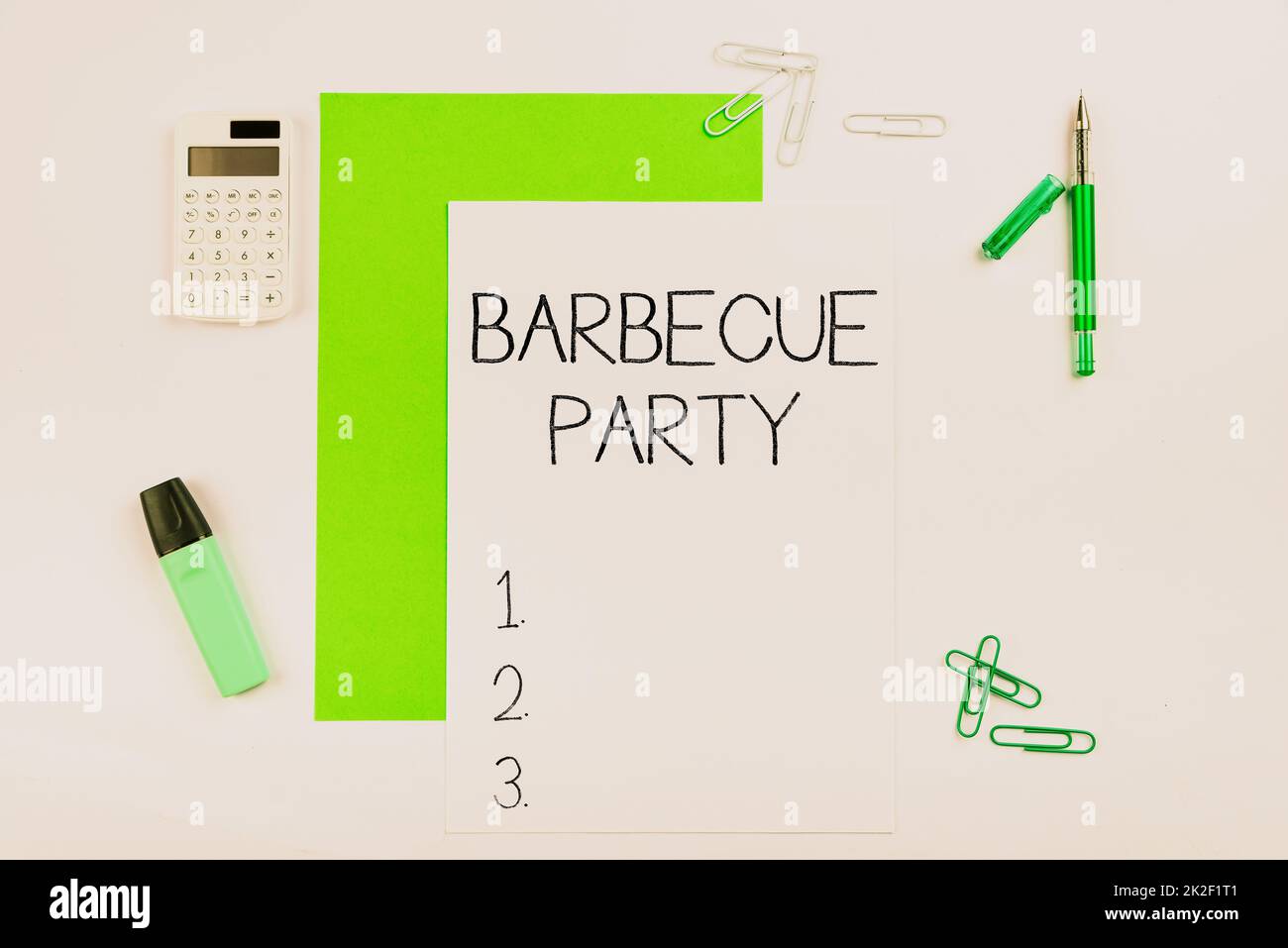 Didascalia concettuale barbecue Party. Parola per la festa all'aperto in cui il cibo è cucinato su una griglia o sopra un fuoco multiplo assortito Collezione Ufficio Stationery Foto messo sopra tavolo Foto Stock