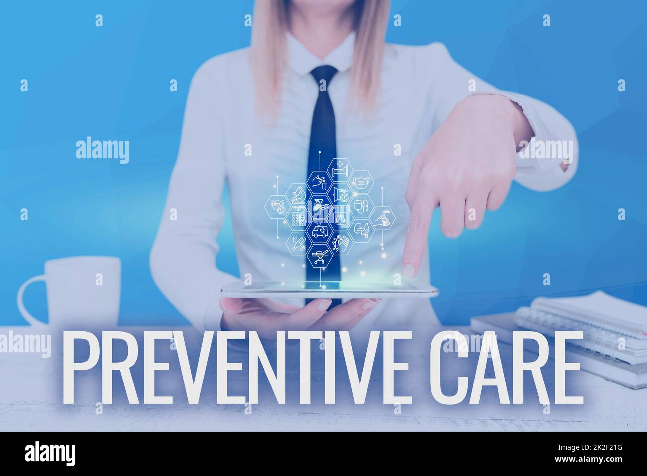 Ispirazione che mostra il segno di cura preventiva. Approccio aziendale prevenzione Salute Test diagnostici consultazione medica Lady premendo schermo del telefono cellulare che mostra la tecnologia futuristica Foto Stock