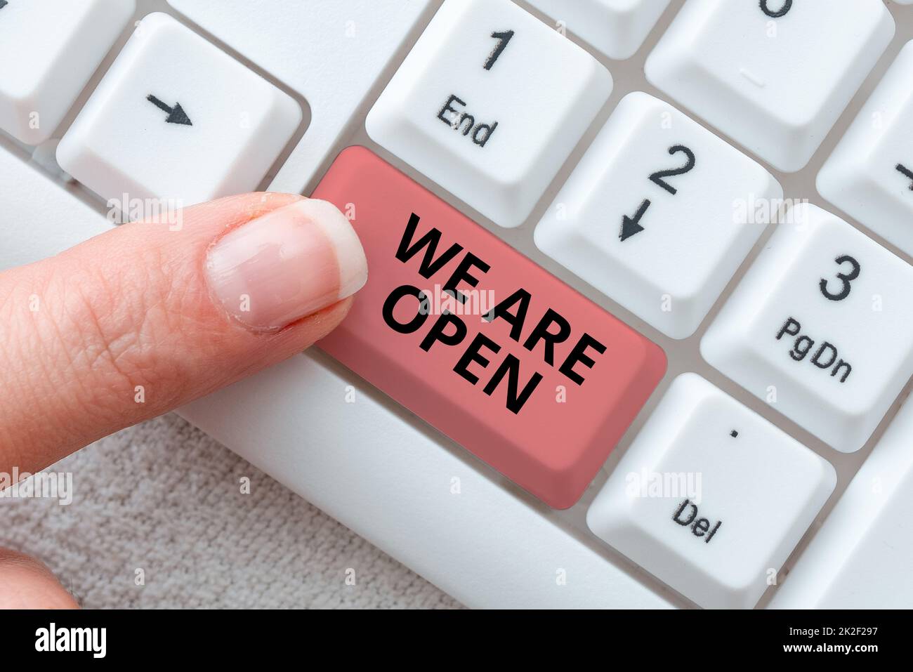 La didascalia concettuale è aperta. Word for We are Open Retipizzazione Download History Files, digitando Online Registration Forms Foto Stock