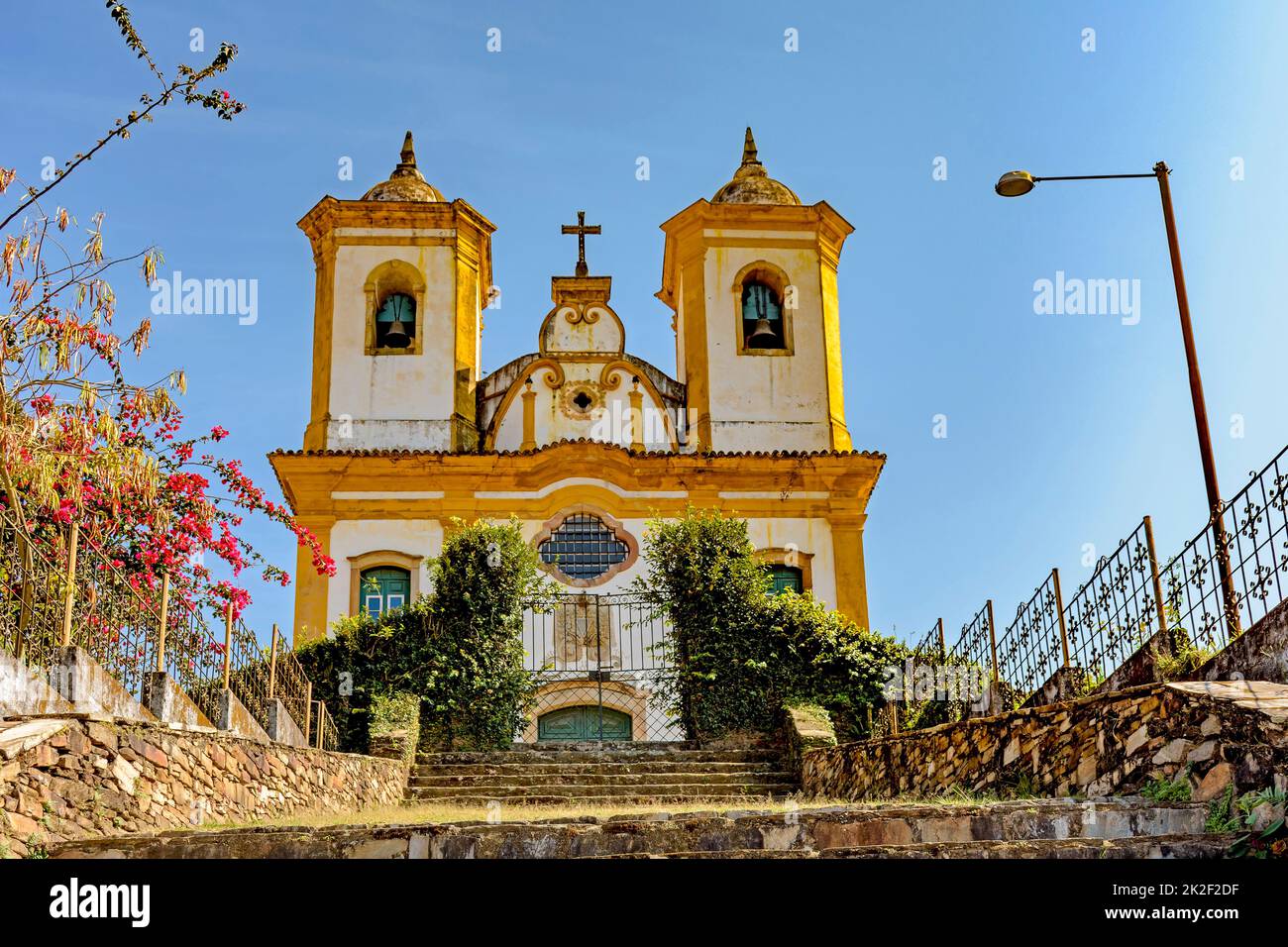 Vista dal basso delle scale antiche e della chiesa storica dell'architettura coloniale del 18th secolo Foto Stock