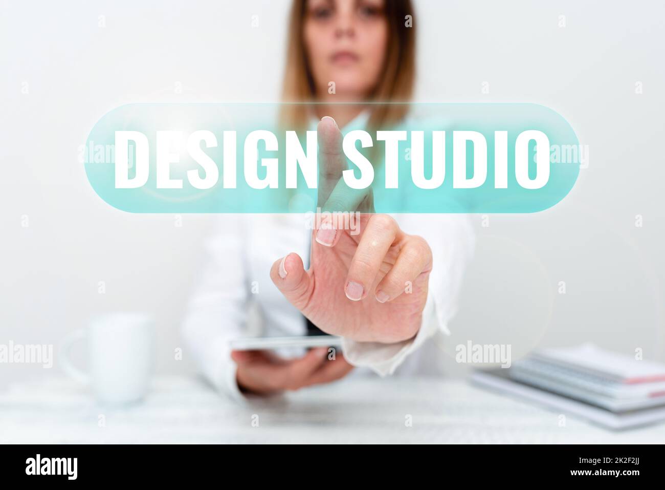 Visualizzazione dei segnali di Design Studio. Business idea Workplace per designer e artigiani impegnati nel concepire lo sviluppatore che discute dell'aggiornamento di Gadget, presentando le specifiche tecniche Foto Stock