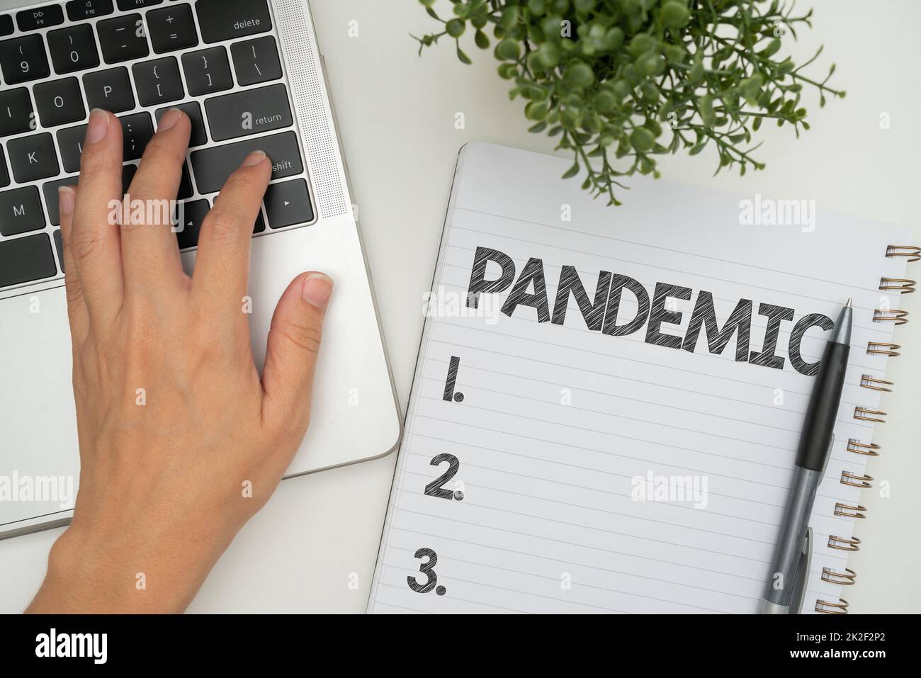 Scrittura a mano Pandemic. Concetto di Internet che si verifica su un'ampia area che colpisce un'alta percentuale di forniture per ufficio su scrivania con tastiera e occhiali e tazza da caffè per il lavoro Foto Stock