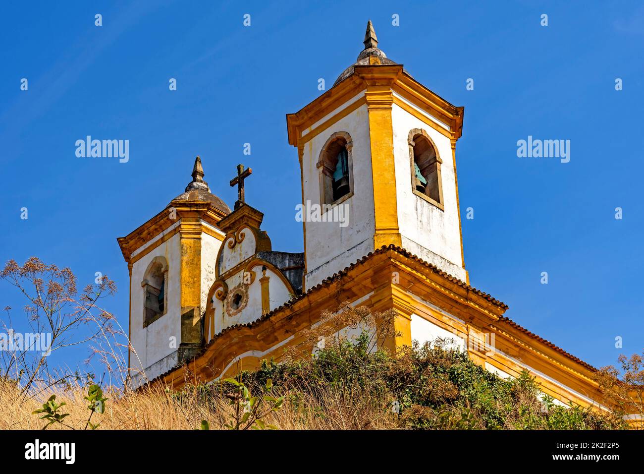 Vista dal basso della chiesa antica e storica in architettura coloniale del 18th secolo Foto Stock