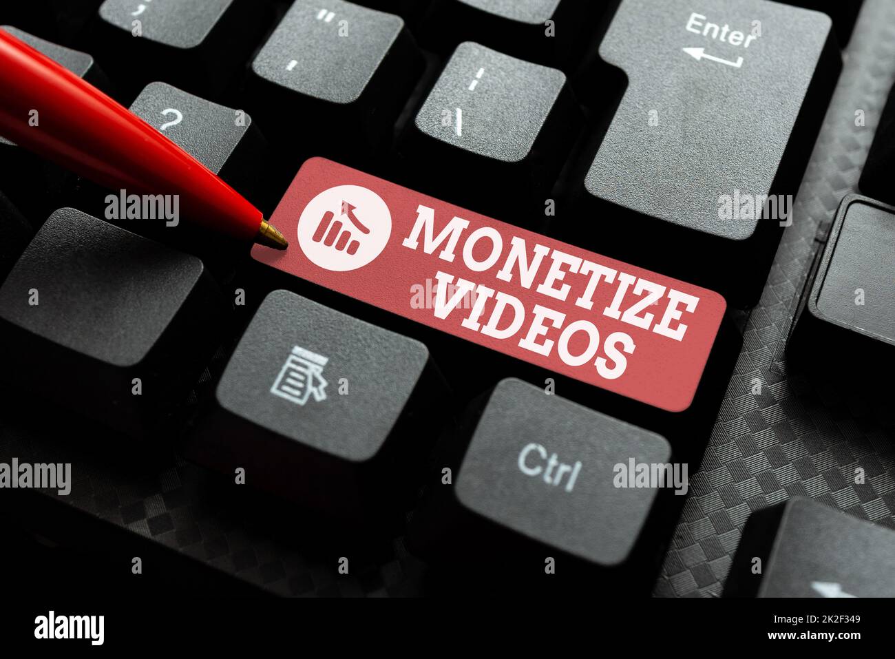 Visualizzazione concettuale Monetizza video. Processo di Business Concept per guadagnare denaro dai tuoi video YouTube caricati digitando titolo e descrizioni del prodotto, inserendo codici dati importanti Foto Stock