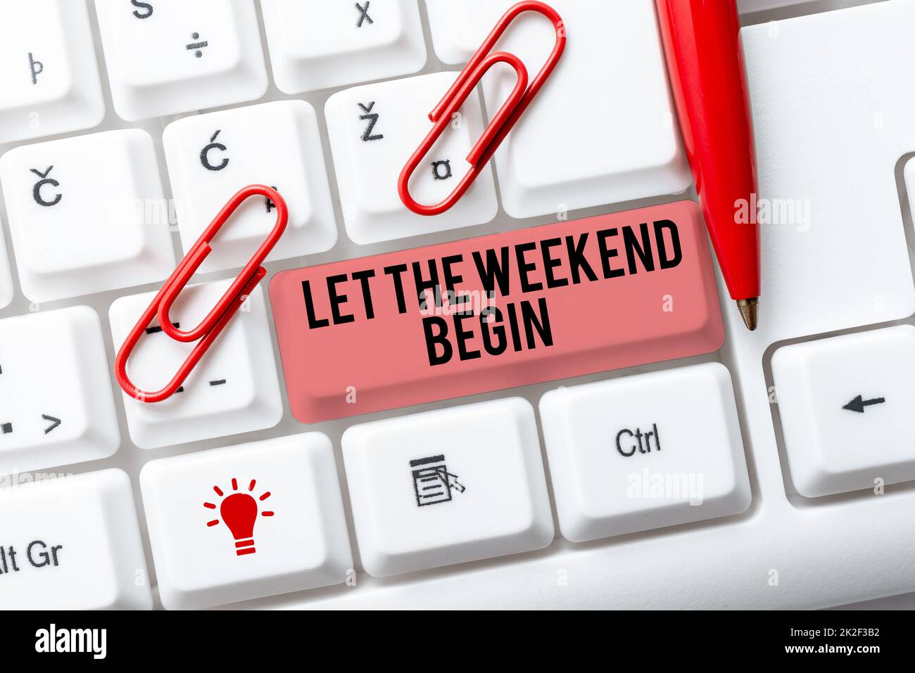 Cartello che mostra Let the Weekend Begin. Approccio aziendale Happy Saturday Welcome Holiday consente di godersi la giornata digitando le descrizioni funzionali del programma, creando un nuovo indirizzo e-mail Foto Stock