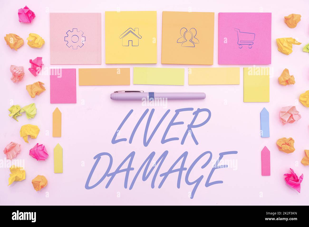 Segno di testo che mostra danni al fegato. Vetrina di affari danni al fegato e la sua funzione a causa di abuso di alcool molteplici assortiti Collezione Ufficio Stationery Foto messo sopra tavolo Foto Stock