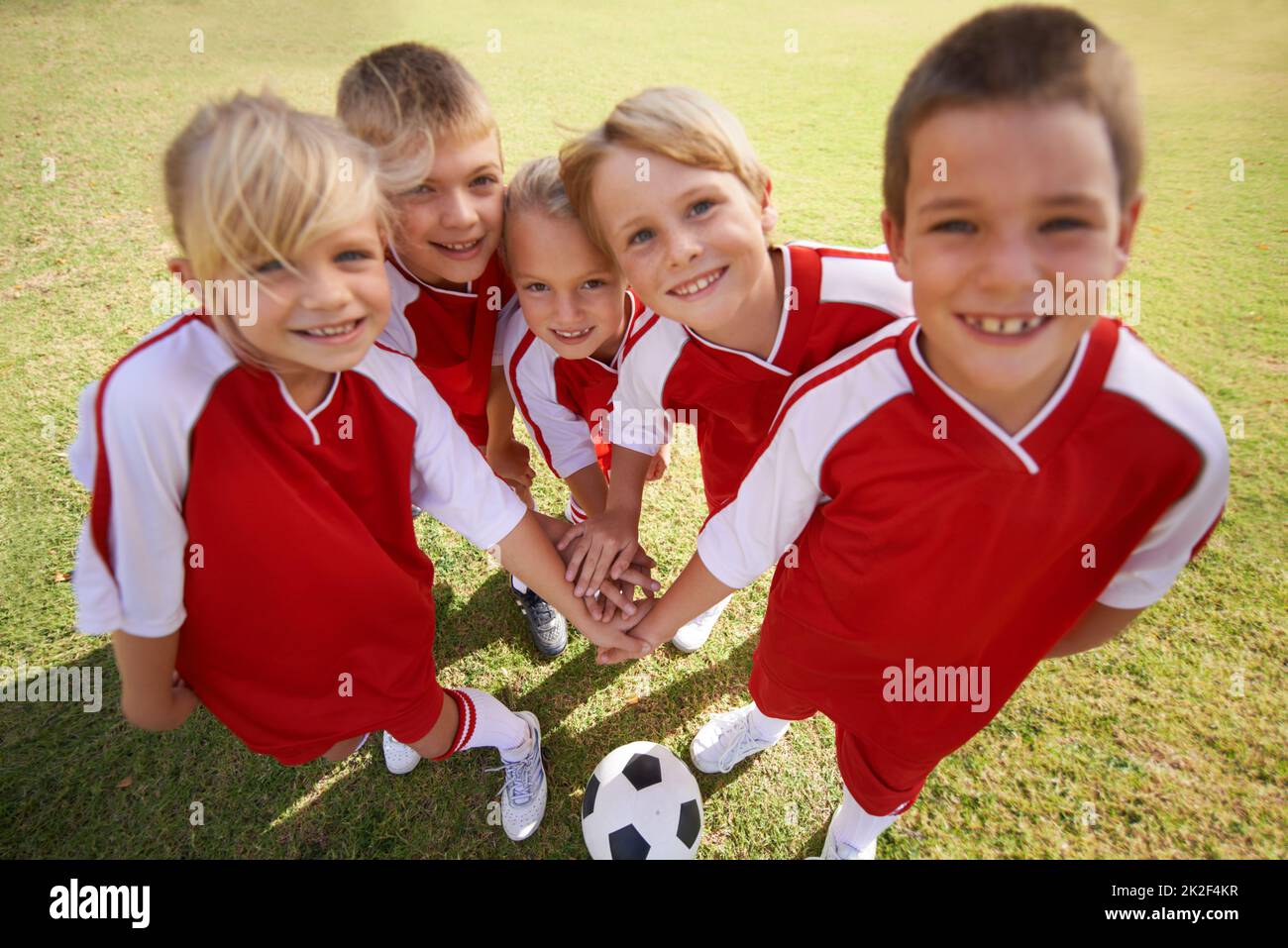 Il campo mantiene la promessa. Shot di una squadra di calcio per bambini. Foto Stock