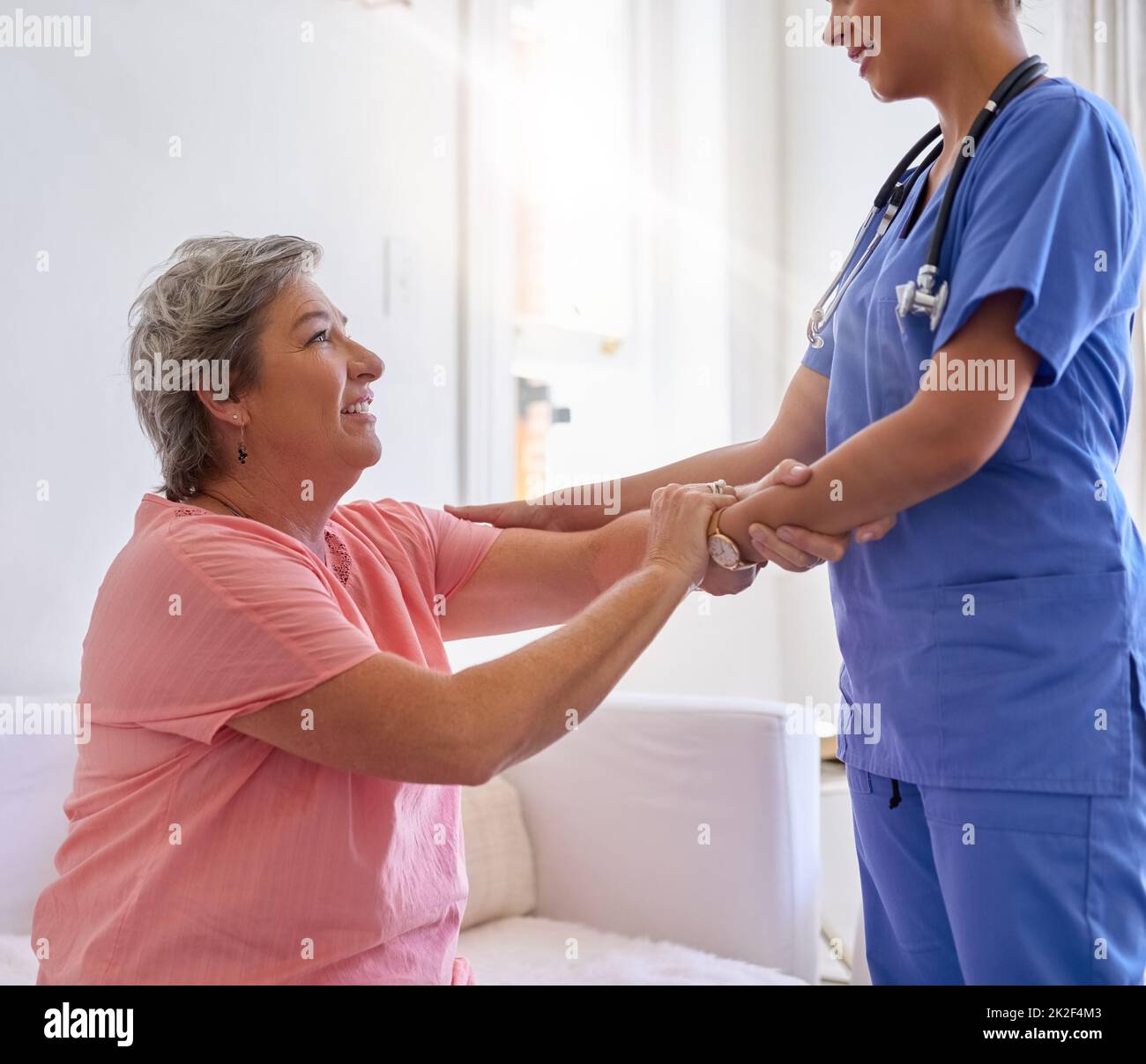 Shes una grande mano d'aiuto. Scatto ritagliato di un operatore sanitario che assiste un paziente anziano in una casa di cura. Foto Stock