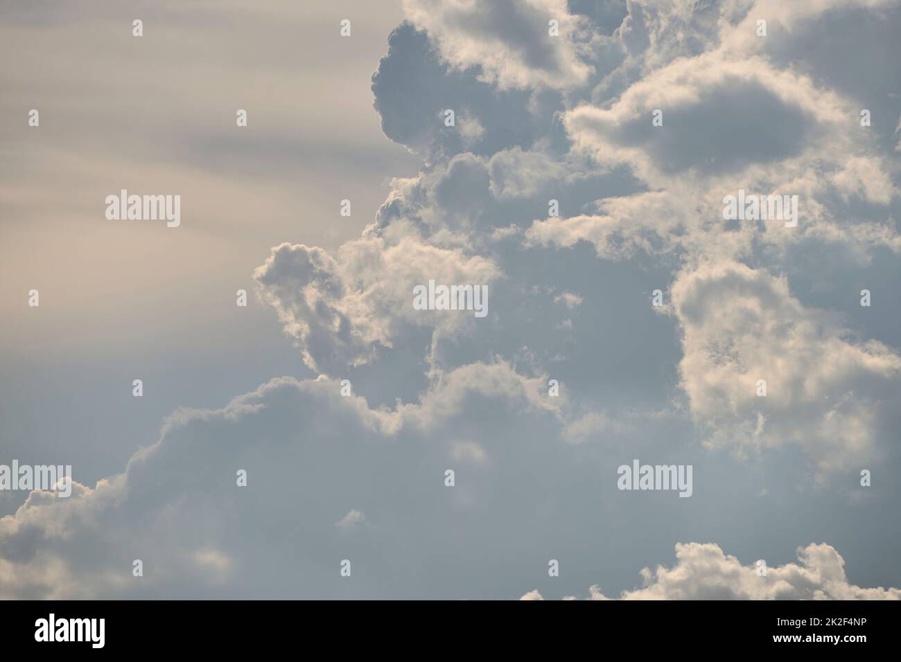 Cielo blu pieno di nuvole bianche, giornata di tempesta Foto Stock