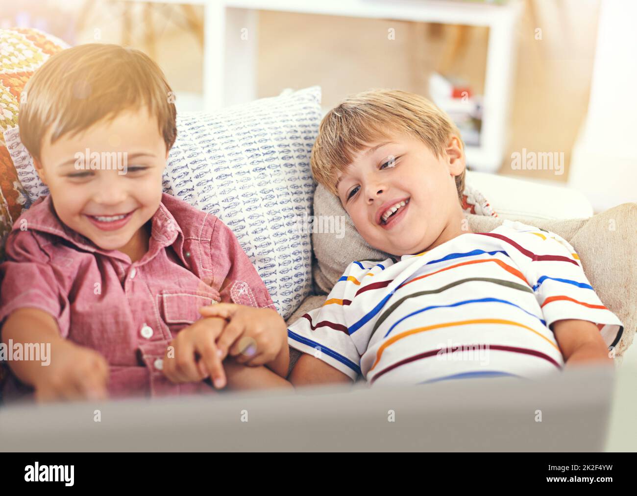 Vuoi vedere tutti i miei giochi. Scatto di due ragazzini che usano un computer portatile insieme. Foto Stock