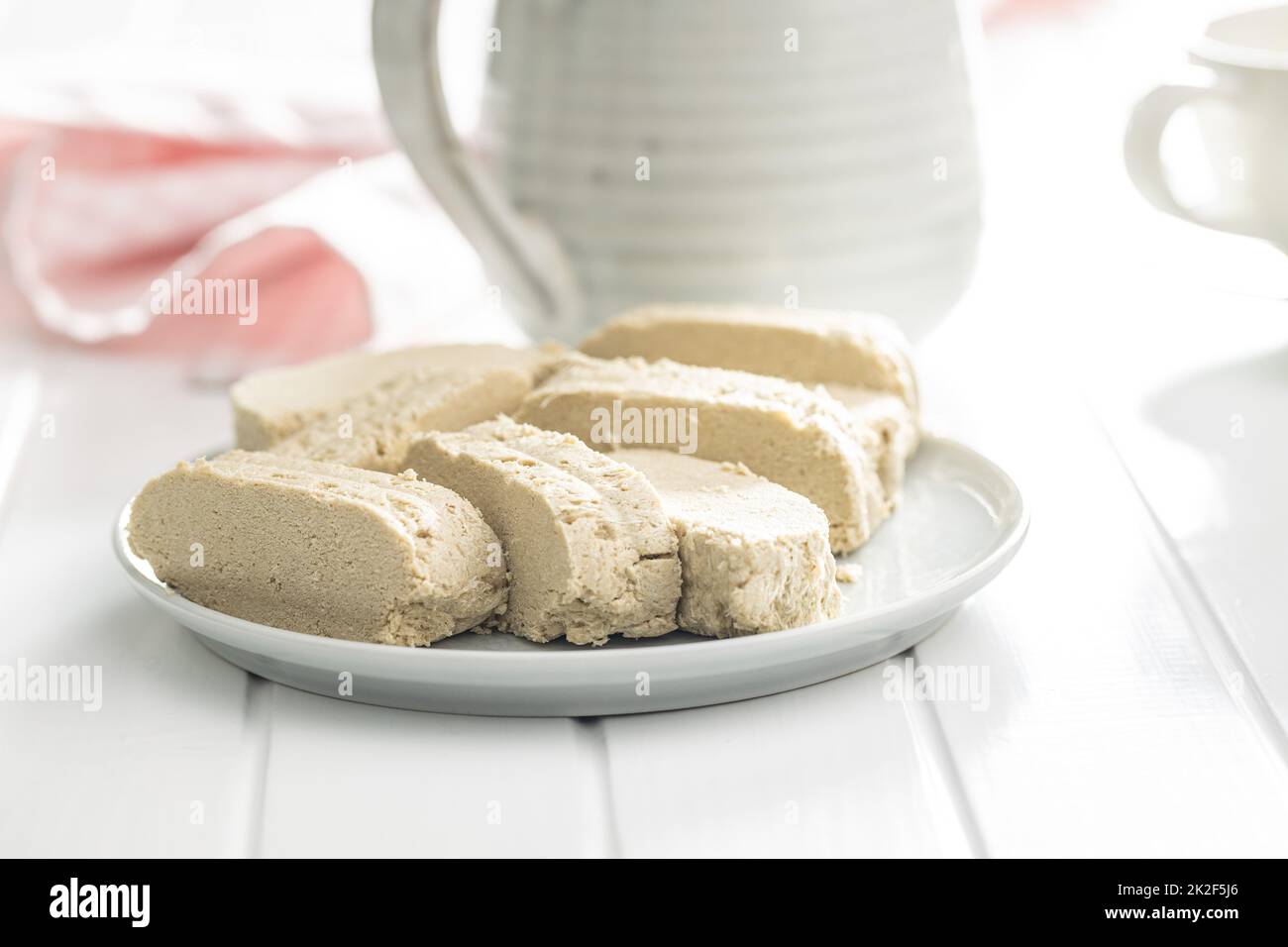 Tahini halva dolce. Dessert turco su piatto. Foto Stock