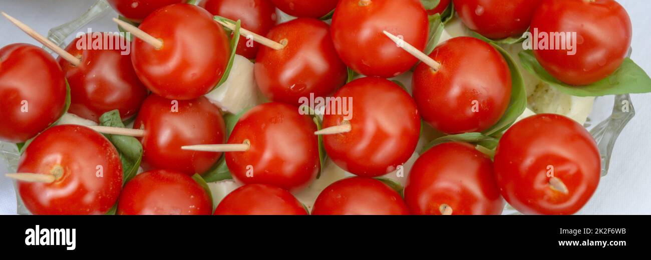 Spiedini con pomodori da cocktail e formaggio feta, striscione Foto Stock