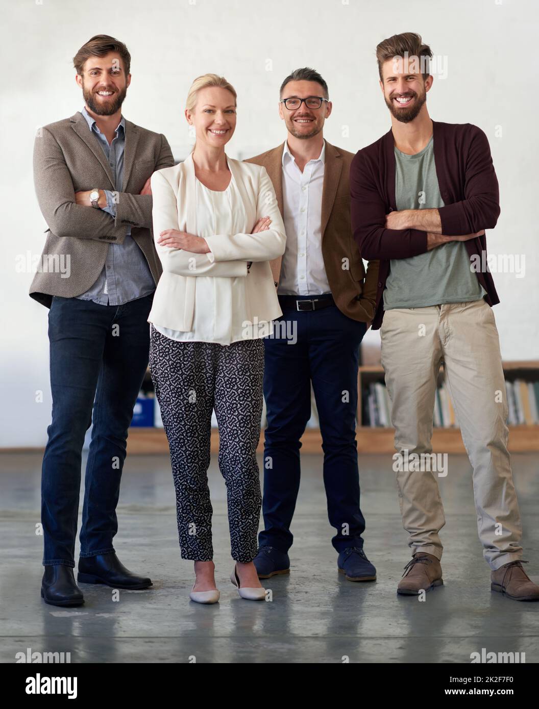 Team dinamico di diverse prospettive. Gruppo di professionisti creativi contemporanei in uno spazio ufficio aperto. Foto Stock