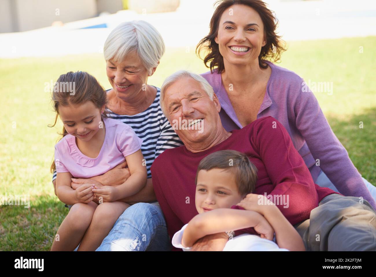 La famiglia è tutto. Scatto ritagliato di una famiglia multi-generazionale che trascorre del tempo insieme all'esterno. Foto Stock