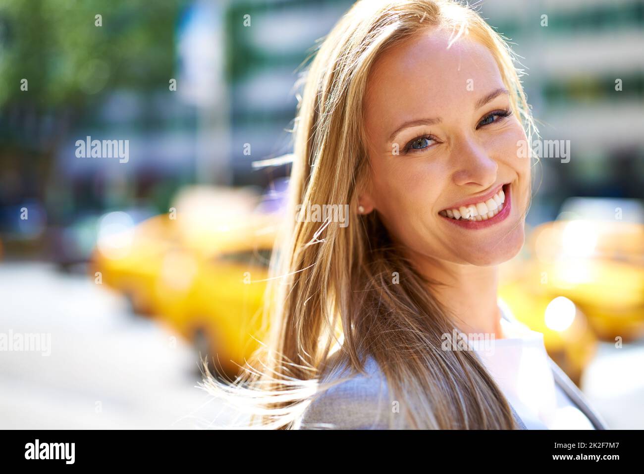 Getter getto della giungla di cemento. Un taglio corto di una bella donna che cammina per la città durante il giorno. Foto Stock