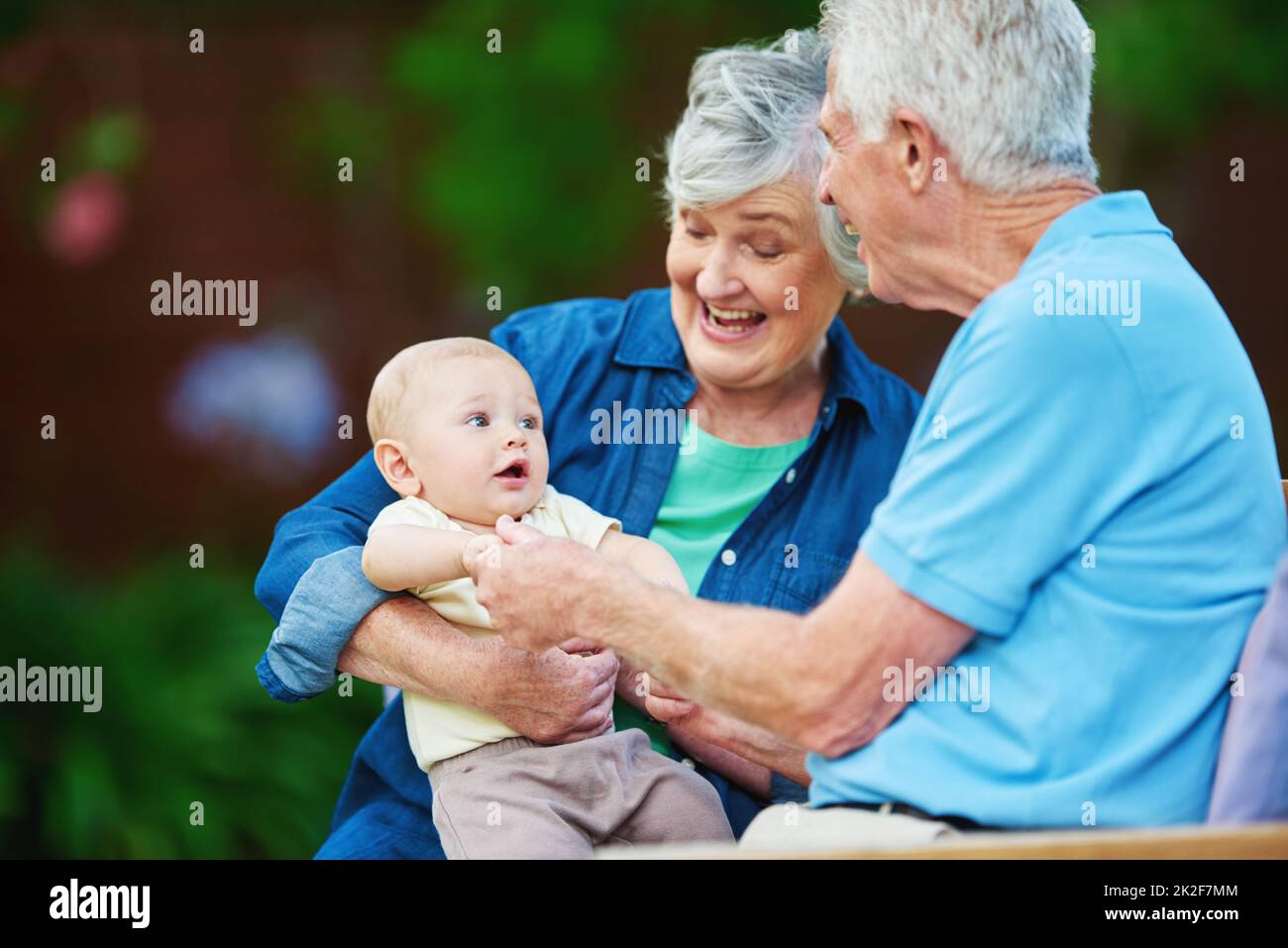 Sia il nonno che li desiderate ricordare. Scatto corto di una coppia anziana che spende il tempo con il loro nipote. Foto Stock