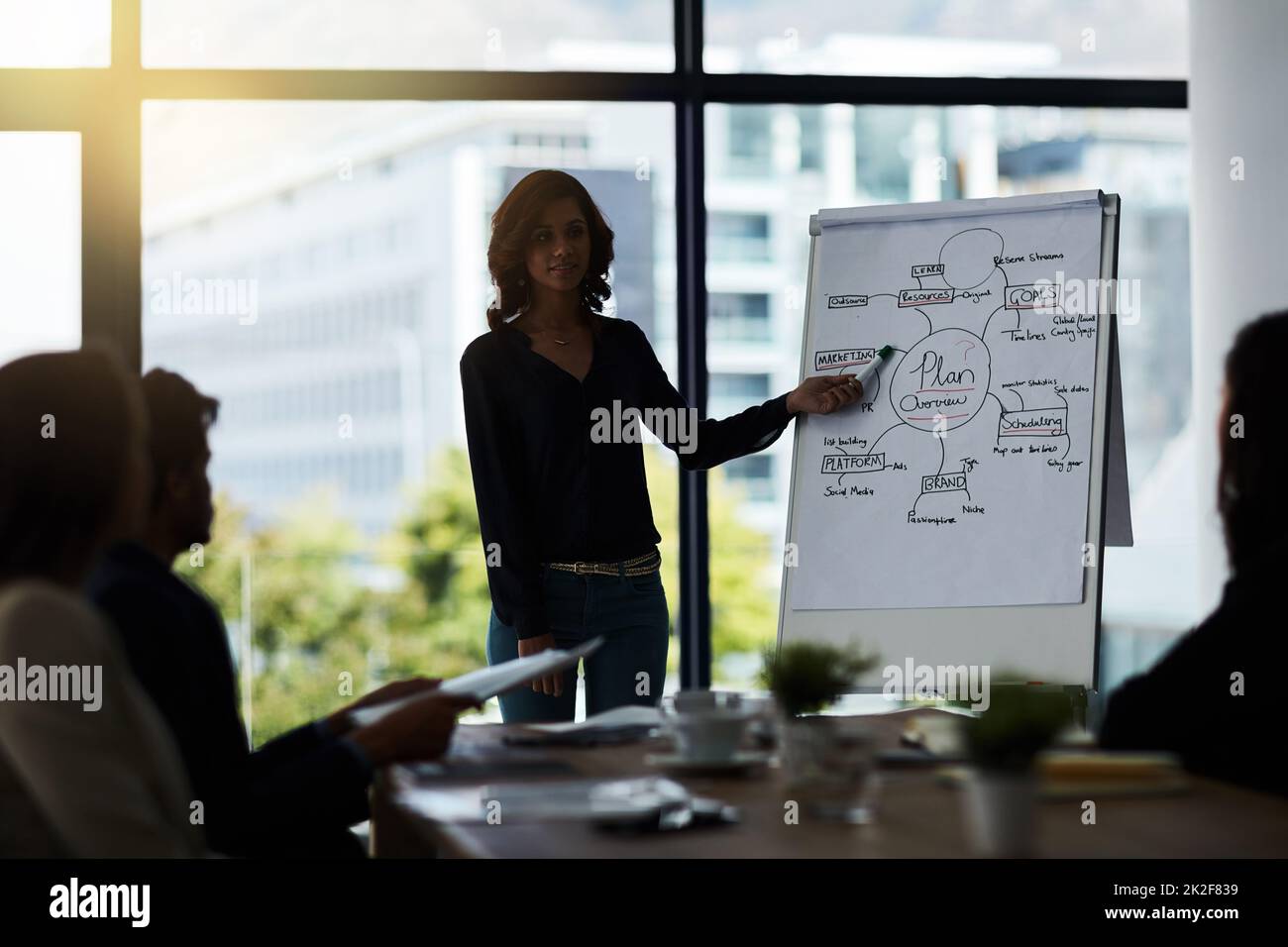 Condividere le sue opinioni con il team. Shot di un team di uomini d'affari che partecipano a una riunione nella sala riunioni. Foto Stock