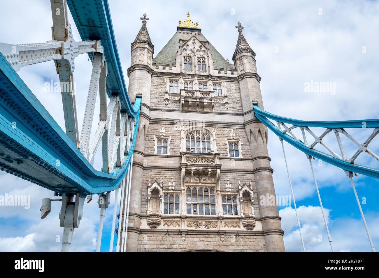 Vista dal basso del London Tower Bridge. Inghilterra, Regno Unito Foto Stock