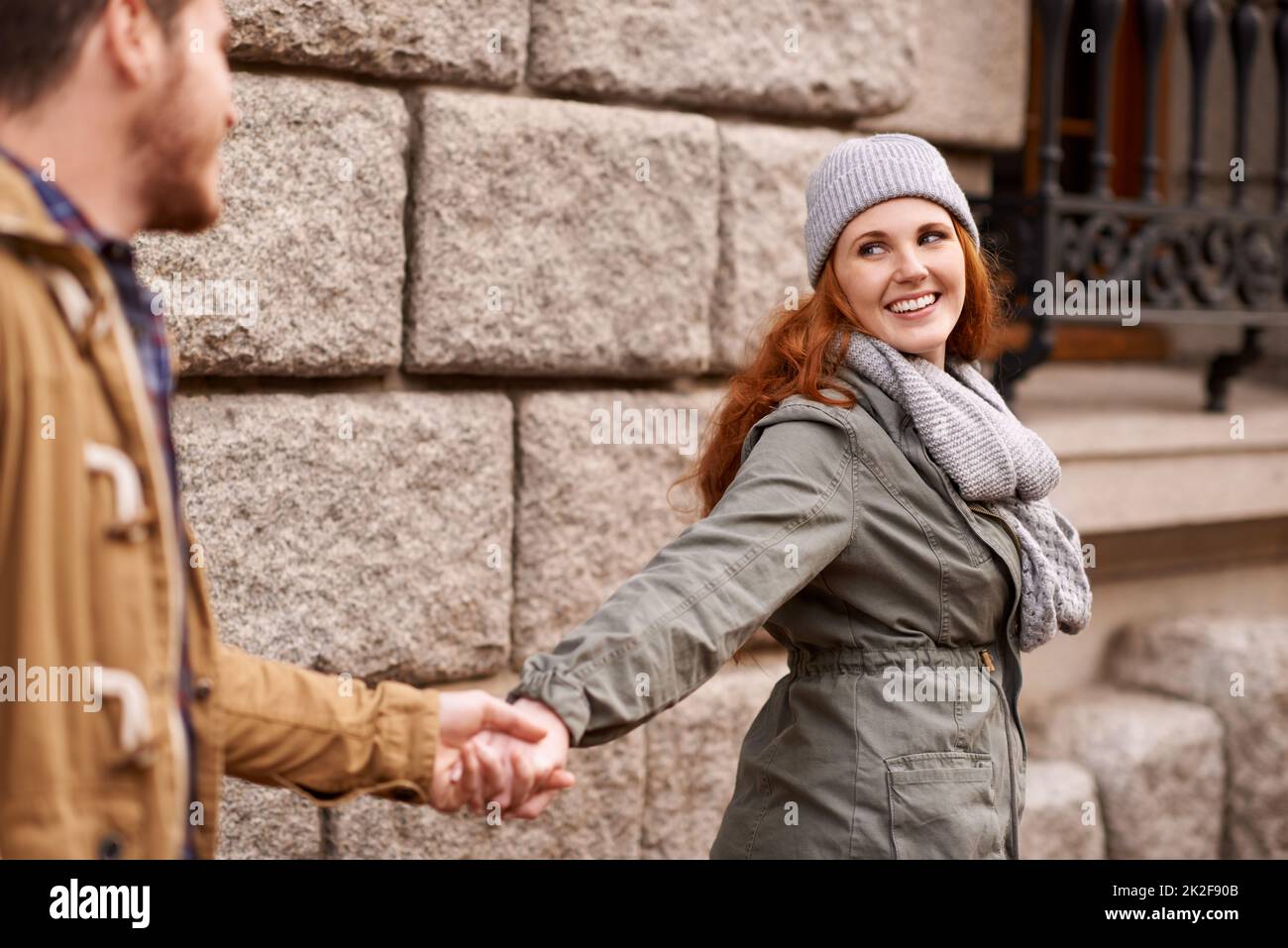 L'amore è nell'aria. Scatto di una giovane coppia felice che cammina attraverso una zona urbana insieme. Foto Stock