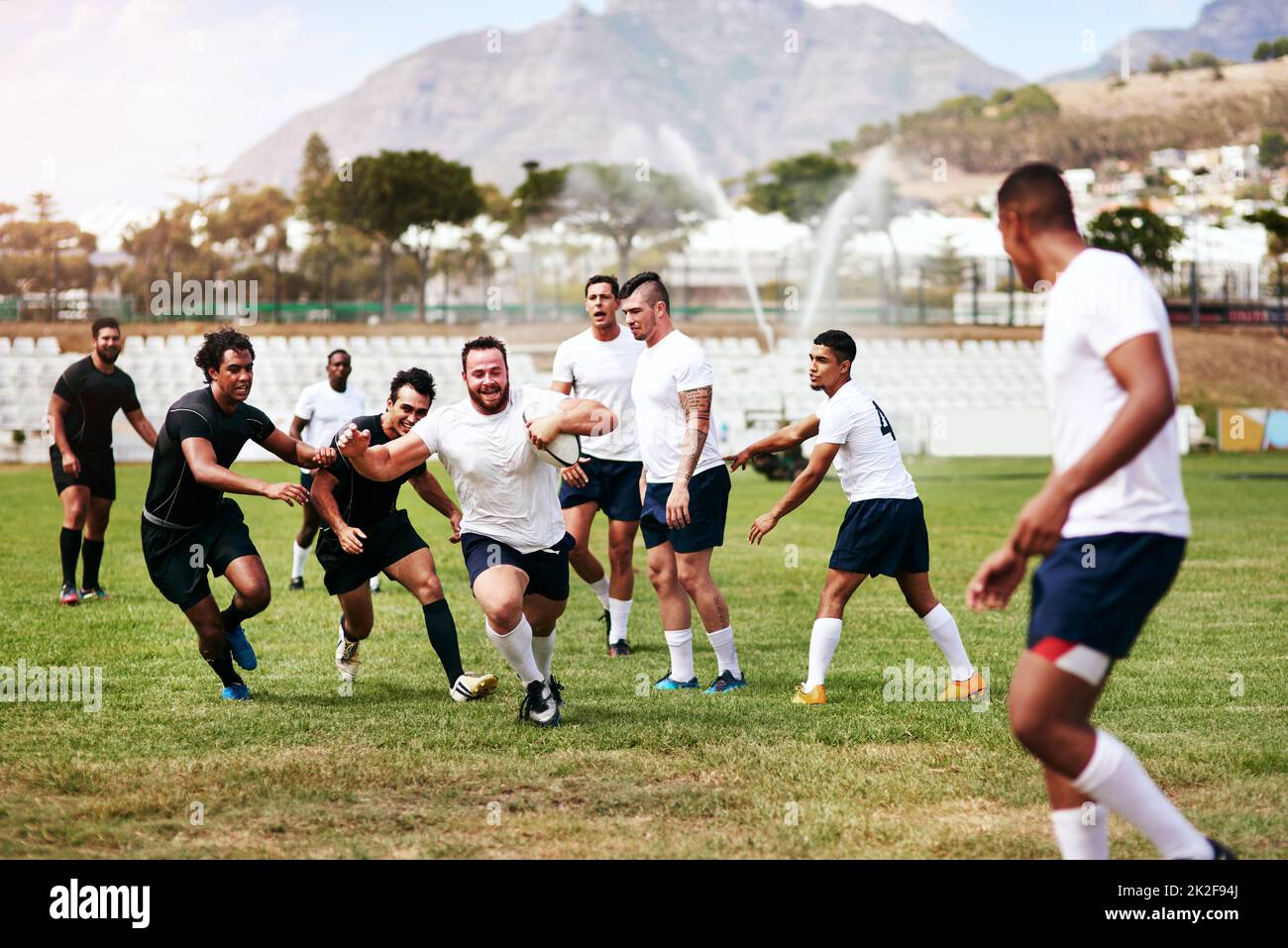 Il gioco della stagione. Colpo di un gruppo di giovani uomini che giocano un gioco di rugby. Foto Stock