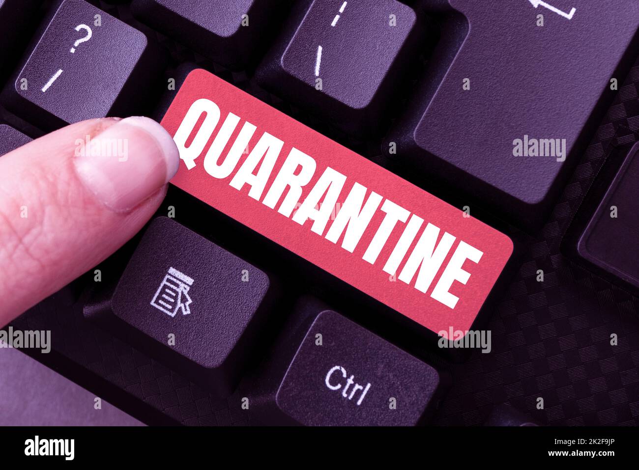 Quarantena visualizzazione concettuale. Parola scritta sulla limitazione delle attività della persona o il trasporto di merci scaricare file e dati online, Caricamento dei codici di programmazione Foto Stock