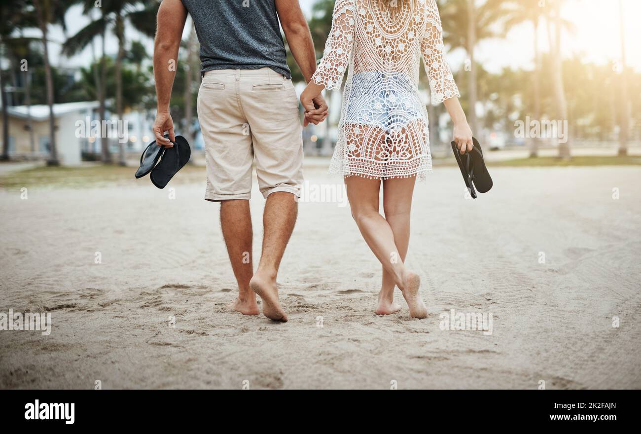 L'estate è un periodo romantico. Scatto corto di una giovane coppia che trascorre una giornata romantica in spiaggia. Foto Stock