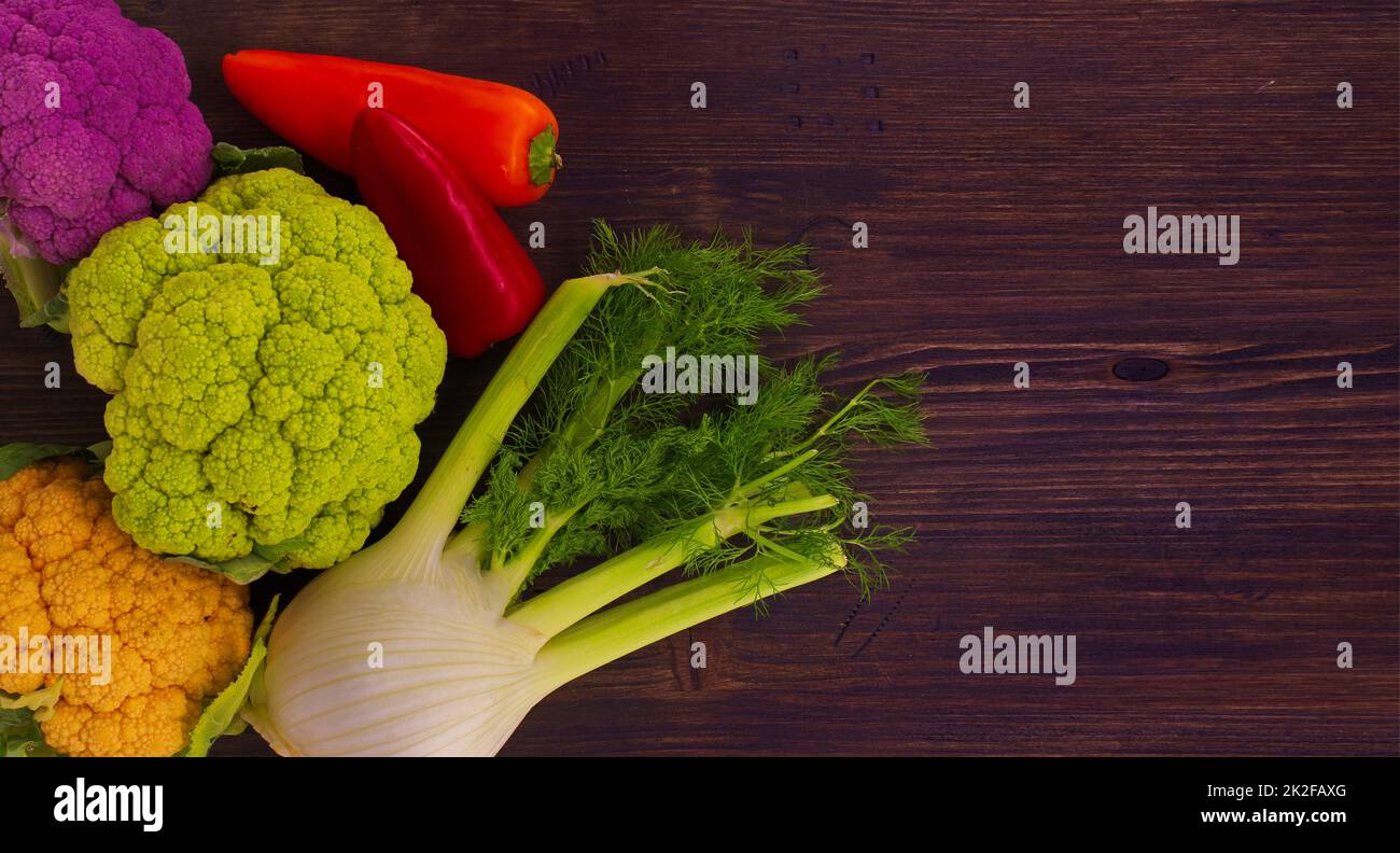 Bordo rustico di verdure fresche sane su legno Foto Stock