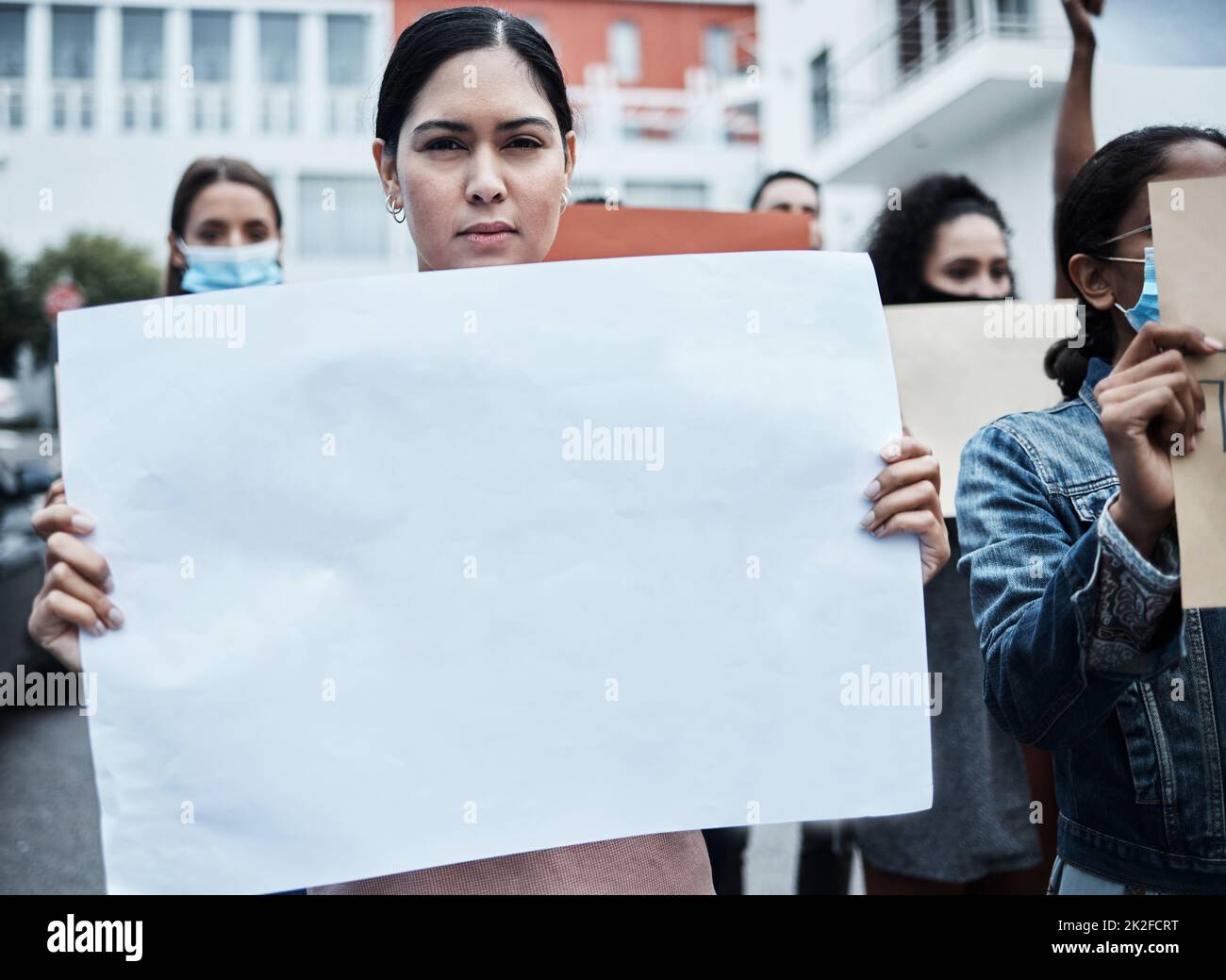 Sono in piedi per le mie credenze. Shot di una giovane donna che protestava per una marcia vaccino covido. Foto Stock
