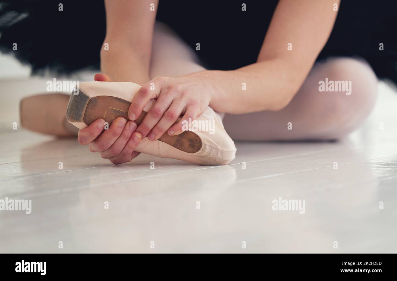 Esercitare pressione e proseguire. Sparato di una ballerina irriconoscibile che indossa le sue scarpe pointe. Foto Stock