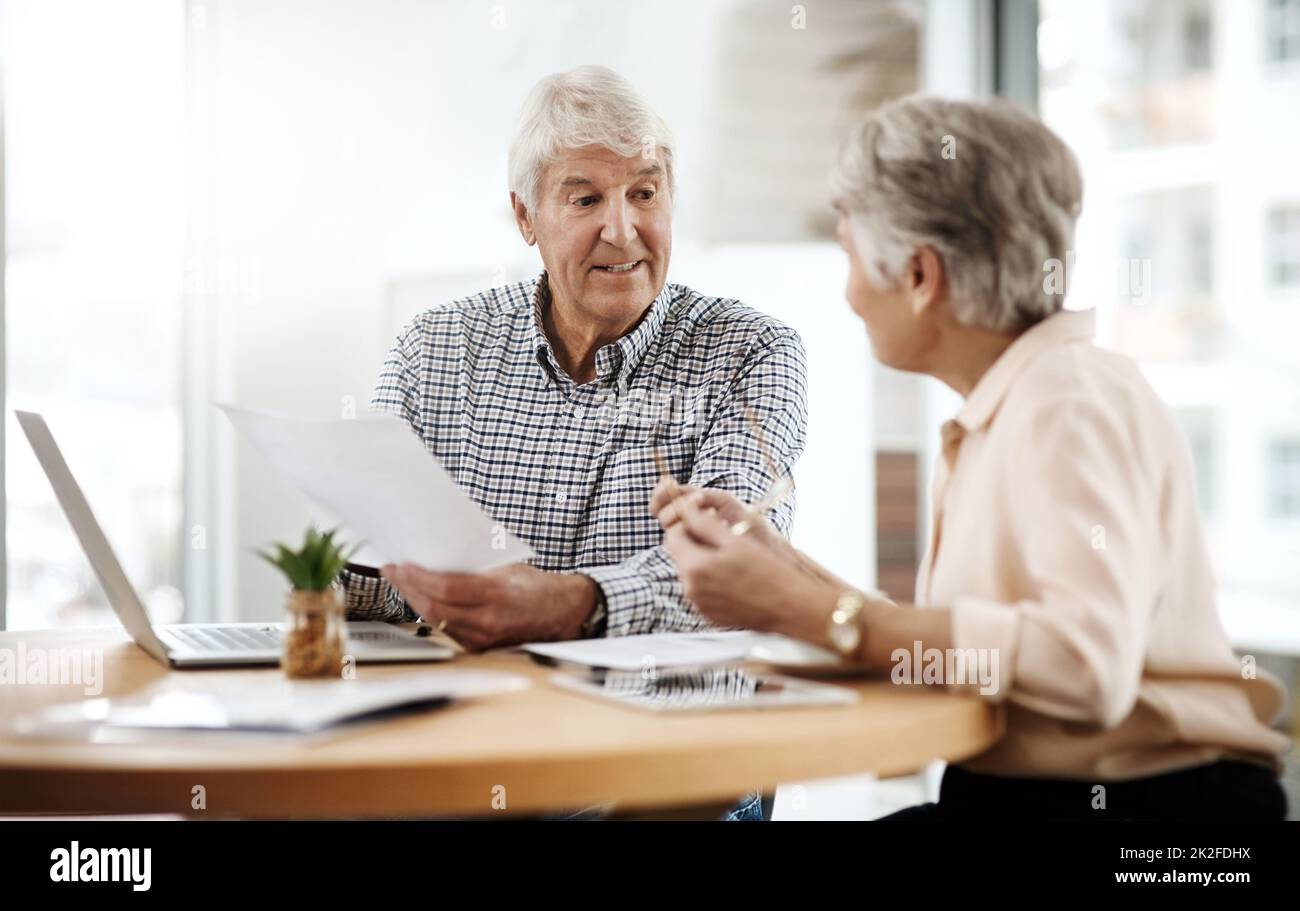 Le nostre finanze sono in grande forma. Ha tagliato il colpo di una coppia anziana che lavora sulle loro finanze nel paese. Foto Stock