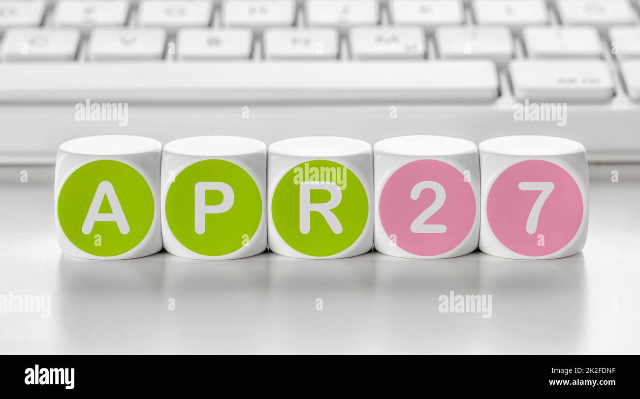 Dado della lettera davanti a una tastiera - Aprile 27 Foto Stock