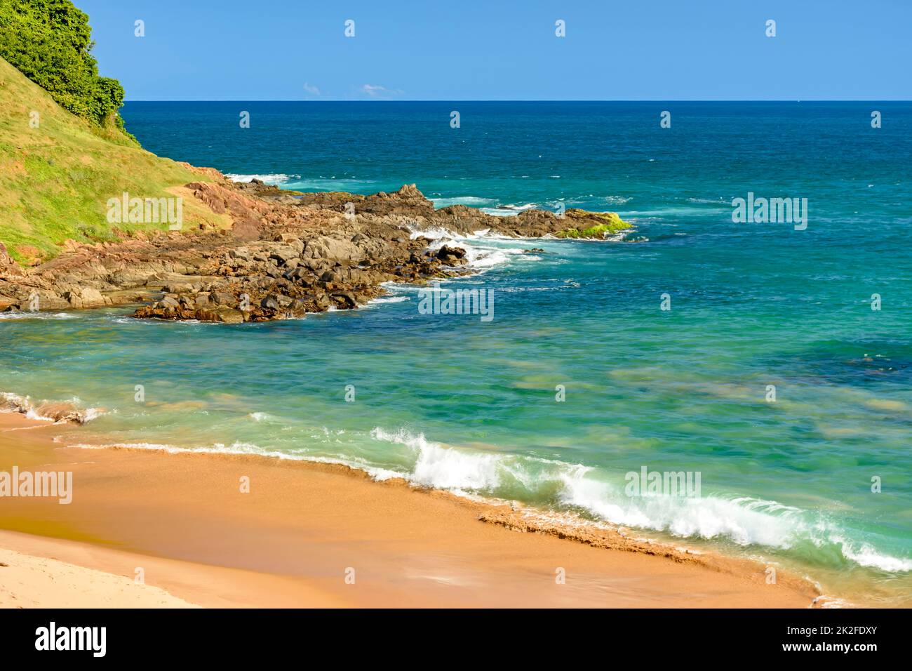 Spiaggia tropicale deserta con belle acque cristalline Foto Stock